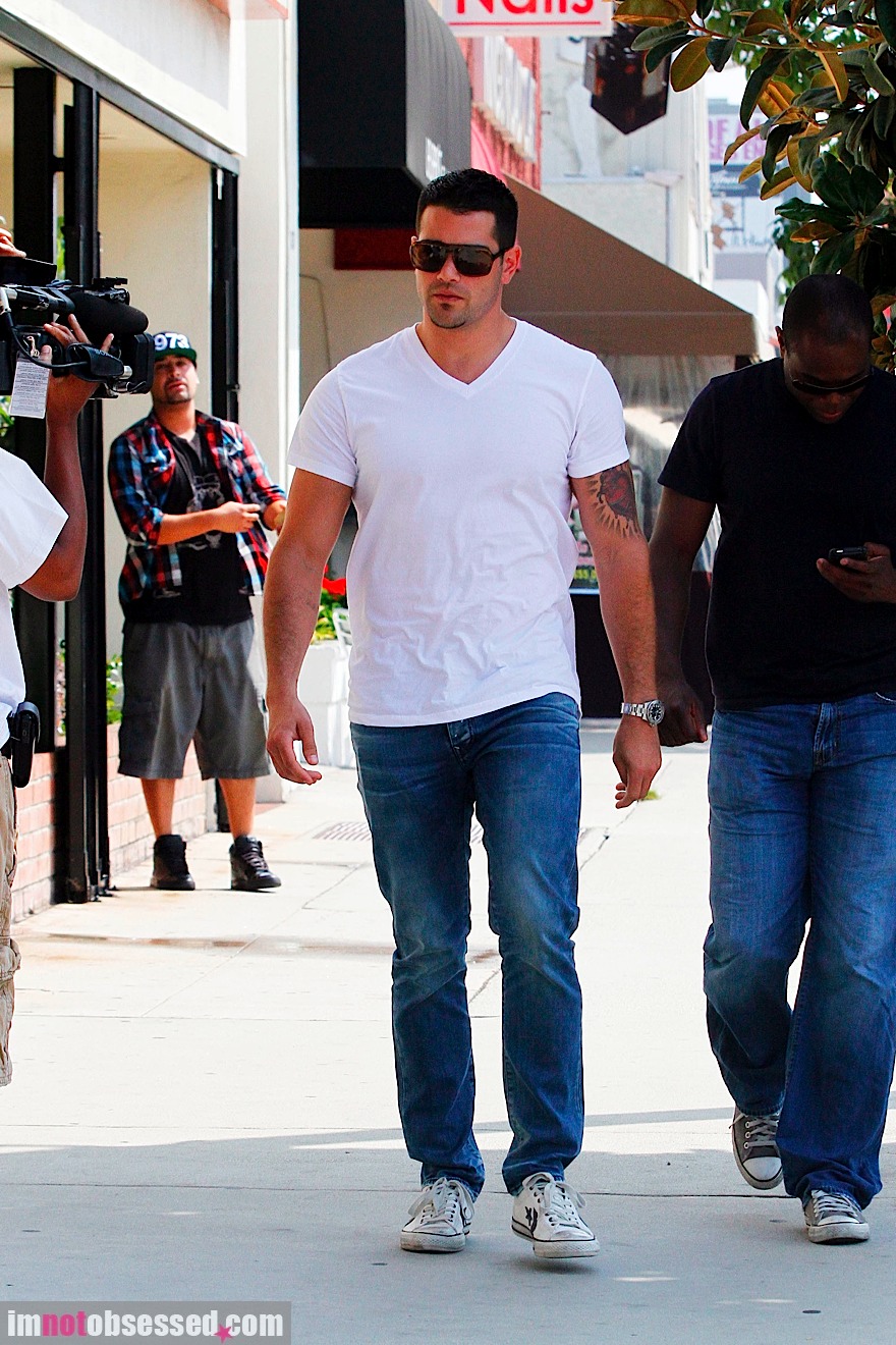 jesse-metcalfe2011-09-15_08-45-04out-and-about.jpg
