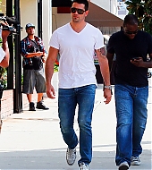 jesse-metcalfe2011-09-15_08-45-17out-and-about.jpg
