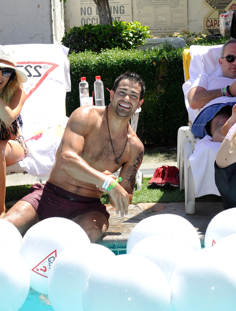 GUESS-Hotel-Pool-Party-35.jpg GUESS-Hotel-Pool-Party-35.jpg