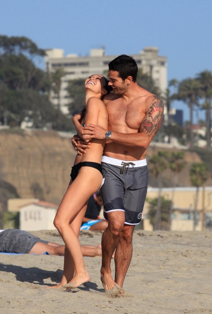 Jesse-Metcalfe-and-Cara-Santana-at-the-beach-in-Santa-Monica-April-2013-57.jpg