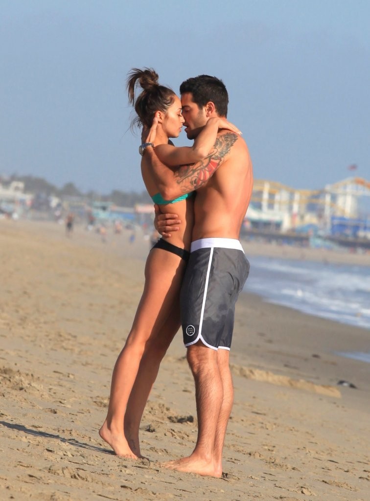 Jesse-Metcalfe-and-Cara-Santana-at-the-beach-in-Santa-Monica-April-2013-62.jpg