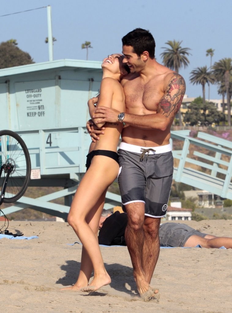 Jesse-Metcalfe-and-Cara-Santana-at-the-beach-in-Santa-Monica-April-2013-67.jpg