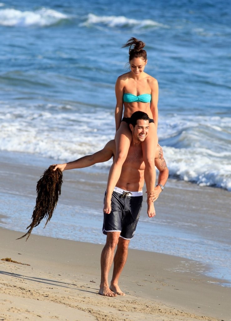 Jesse-Metcalfe-and-Cara-Santana-at-the-beach-in-Santa-Monica-April-2013-69.jpg