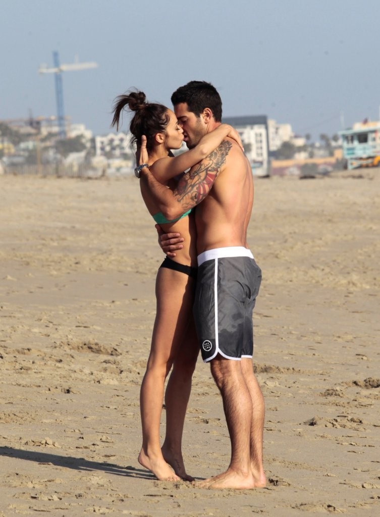 Jesse-Metcalfe-and-Cara-Santana-at-the-beach-in-Santa-Monica-April-2013-73.jpg Jesse-Metcalfe-and-Cara-Santana-at-the-beach-in-Santa-Monica-April-2013-73.jpg