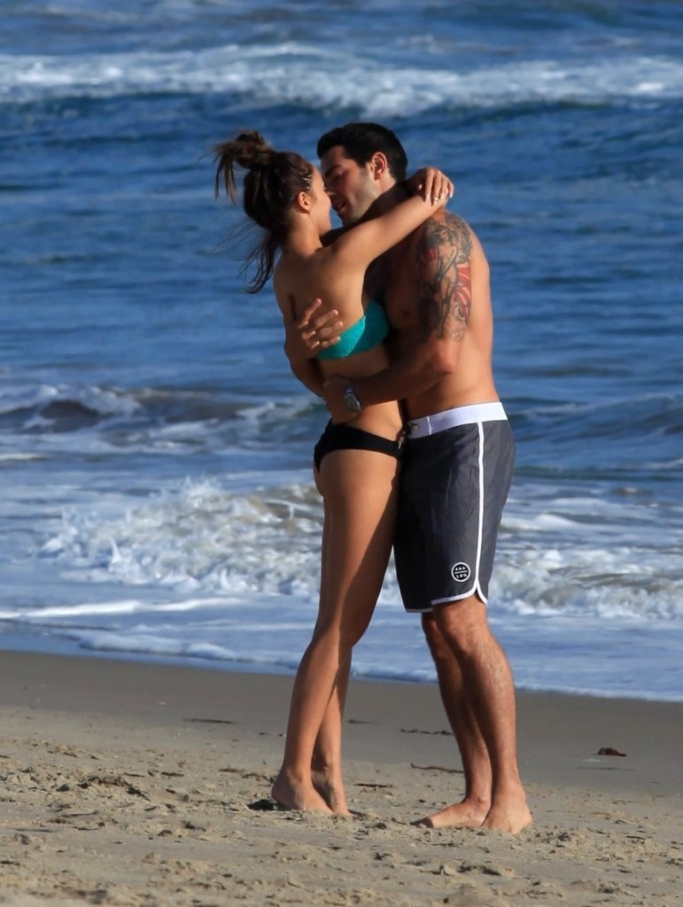 Jesse-Metcalfe-and-Cara-Santana-at-the-beach-in-Santa-Monica-April-2013-74.jpg