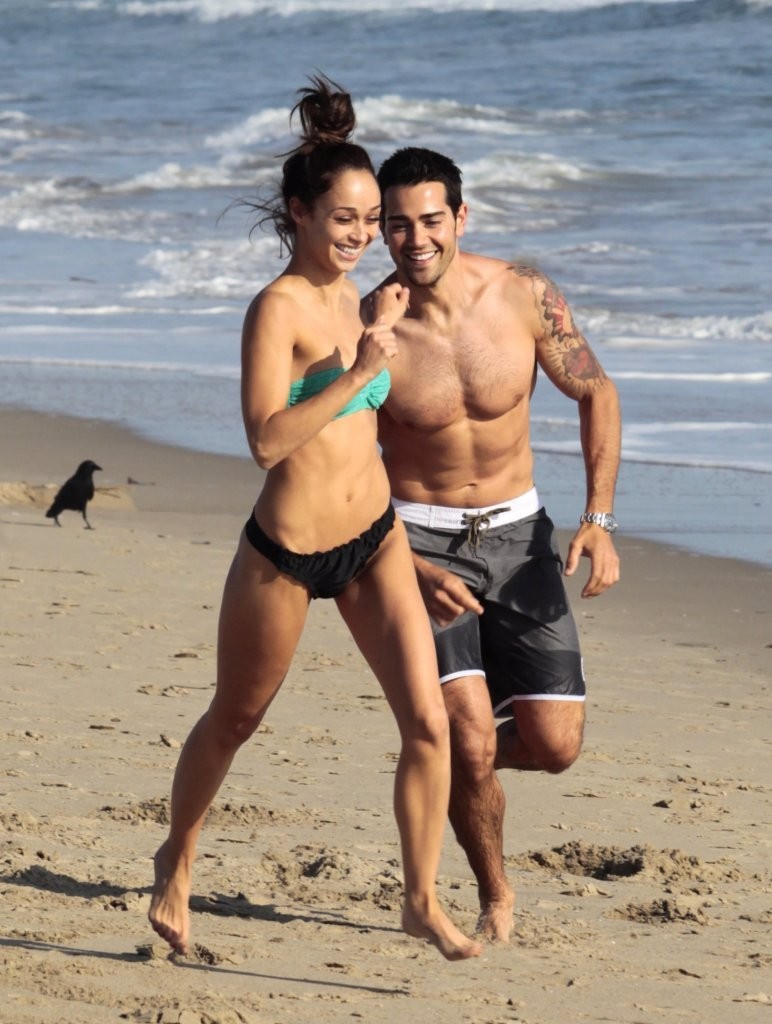 Jesse-Metcalfe-and-Cara-Santana-at-the-beach-in-Santa-Monica-April-2013-94.jpg