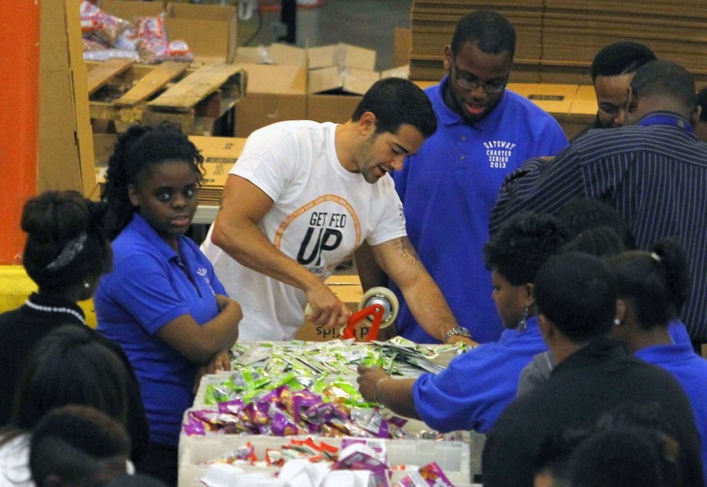 Jesse-Metcalfe-and-Cara-Santana-volunteer-at-North-Texas-Food-Bank-April-2013_25.jpg Jesse-Metcalfe-and-Cara-Santana-volunteer-at-North-Texas-Food-Bank-April-2013_25.jpg
