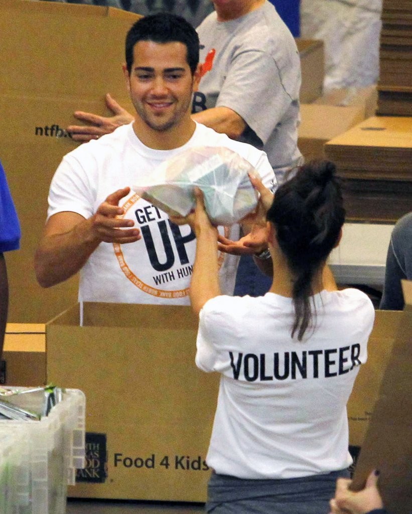 Jesse-Metcalfe-and-Cara-Santana-volunteer-at-North-Texas-Food-Bank-April-2013_26.jpg Jesse-Metcalfe-and-Cara-Santana-volunteer-at-North-Texas-Food-Bank-April-2013_26.jpg