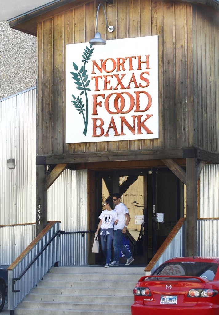 Jesse-Metcalfe-and-Cara-Santana-volunteer-at-North-Texas-Food-Bank-April-2013_35.jpg Jesse-Metcalfe-and-Cara-Santana-volunteer-at-North-Texas-Food-Bank-April-2013_35.jpg