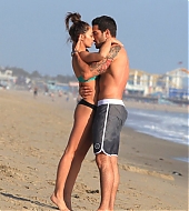 Jesse-Metcalfe-and-Cara-Santana-at-the-beach-in-Santa-Monica-April-2013-62.jpg