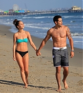 Jesse-Metcalfe-and-Cara-Santana-at-the-beach-in-Santa-Monica-April-2013-63.jpg