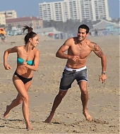 Jesse-Metcalfe-and-Cara-Santana-at-the-beach-in-Santa-Monica-April-2013-64.jpg