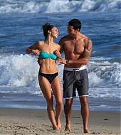 Jesse-Metcalfe-and-Cara-Santana-at-the-beach-in-Santa-Monica-April-2013-68.jpg