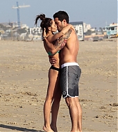 Jesse-Metcalfe-and-Cara-Santana-at-the-beach-in-Santa-Monica-April-2013-73.jpg