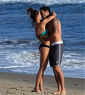 Jesse-Metcalfe-and-Cara-Santana-at-the-beach-in-Santa-Monica-April-2013-74.jpg
