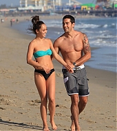 Jesse-Metcalfe-and-Cara-Santana-at-the-beach-in-Santa-Monica-April-2013-75.jpg
