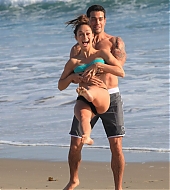 Jesse-Metcalfe-and-Cara-Santana-at-the-beach-in-Santa-Monica-April-2013-79.jpg