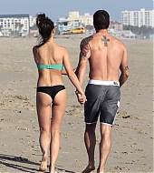 Jesse-Metcalfe-and-Cara-Santana-at-the-beach-in-Santa-Monica-April-2013-80.jpg
