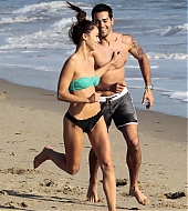 Jesse-Metcalfe-and-Cara-Santana-at-the-beach-in-Santa-Monica-April-2013-87.jpg