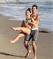 Jesse-Metcalfe-and-Cara-Santana-at-the-beach-in-Santa-Monica-April-2013-91.jpg