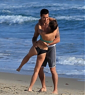 Jesse-Metcalfe-and-Cara-Santana-at-the-beach-in-Santa-Monica-April-2013-93.jpg