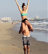 Jesse-Metcalfe-and-Cara-Santana-at-the-beach-in-Santa-Monica-April-2013-97.jpg