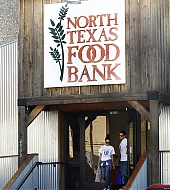 Jesse-Metcalfe-and-Cara-Santana-volunteer-at-North-Texas-Food-Bank-April-2013_05.jpg