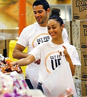 Jesse-Metcalfe-and-Cara-Santana-volunteer-at-North-Texas-Food-Bank-April-2013_10.jpg