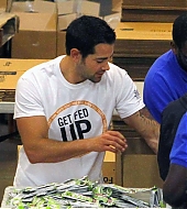 Jesse-Metcalfe-and-Cara-Santana-volunteer-at-North-Texas-Food-Bank-April-2013_11.jpg
