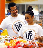 Jesse-Metcalfe-and-Cara-Santana-volunteer-at-North-Texas-Food-Bank-April-2013_15.jpg