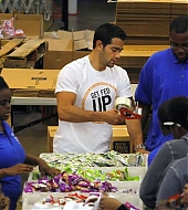 Jesse-Metcalfe-and-Cara-Santana-volunteer-at-North-Texas-Food-Bank-April-2013_20.jpg