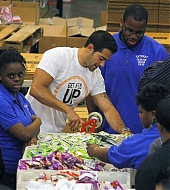 Jesse-Metcalfe-and-Cara-Santana-volunteer-at-North-Texas-Food-Bank-April-2013_25.jpg